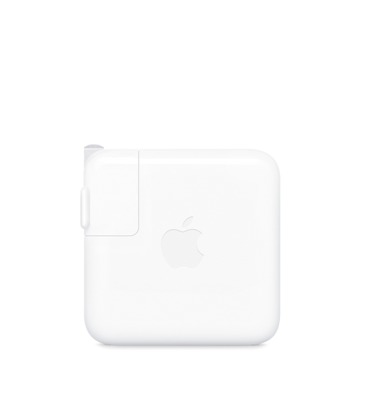 白色电源适配器，展示方形、圆角设计和居于正中的 Apple 标志。