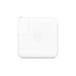 電源轉接器採用白色方形圓角設計，中央有 Apple 標誌。