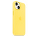 iPhone 14 硅胶保护壳安装在星光色 iPhone 14 上，展示背面斜侧视图。