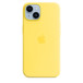 iPhone 14 专用淡黄色 MagSafe 硅胶保护壳安装在蓝色 iPhone 14 上。