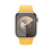艳阳色运动型表带的搭配效果，展示 Apple Watch 45 毫米表壳和数码表冠。