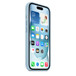 라이트 블루 색상의 MagSafe형 iPhone 15 실리콘 케이스를 음소거 스위치 구멍과 실리콘 음량 버튼이 보이도록 앞에서 비스듬하게 바라본 모습. 케이스가 iPhone 본체의 가장자리를 완전히 감싸고 있습니다.