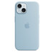 Apple 로고가 중앙에 새겨져 있는 라이트 블루 색상의 MagSafe형 iPhone 15 실리콘 케이스를 블루 마감의 iPhone 15에 부착한 모습. 카메라 부분의 구멍을 통해 iPhone의 색상이 보입니다.