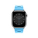 Bleu Céleste 天藍色 (藍色) Single Tour 錶帶，並展示 Apple Watch 錶面。