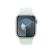 Apple Watch의 41mm 케이스와 Digital Crown을 볼 수 있는 소프트 민트 솔로 루프.