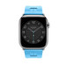 Bleu Céleste 天蓝色 (蓝色) Single Tour 表带的搭配效果，展示 Apple Watch 表盘。