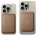 เคสผ้า FineWoven แบบกระเป๋าสตางค์สำหรับ iPhone พร้อม MagSafe สีน้ำตาลอมเทา และติดเข้ากับ iPhone 15 Pro โดยหันให้เห็นด้านข้างและด้านหลัง, เคสผ้า FineWoven แบบกระเป๋าสตางค์สำหรับ iPhone พร้อม MagSafe สีน้ำตาลอมเทา และติดเข้ากับ iPhone 15 Pro Max สีไทเทเนียมธรรมชาติ โดยประกบอยู่ตรงกลางบริเวณใต้กล้อง
