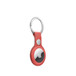 珊瑚色 AirTag 精細織紋鑰匙圈的背面斜側圖，展示鑰匙圈以按壓式扣鈕穩妥固定 AirTag。
