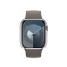 สายแบบ Sport Band สีเทาโคลน (น้ำตาล) แสดงให้เห็นตัวเรือน Apple Watch 41 มม. และ Digital Crown