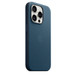 太平洋藍色 iPhone 15 Pro MagSafe 精細織紋保護殼的背面斜側圖，展示鋁金屬側邊按鈕，背面中央嵌有 Apple 標誌；保護殼安裝在白色鈦金屬 iPhone 15 Pro 上，可看到露出的相機。