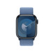 冬藍色運動型錶環的正面，展示 Apple Watch 錶面與數位錶冠。