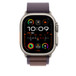 靛蓝色高山回环式表带的搭配效果，展示 Apple Watch 49 毫米表壳、侧边按钮和数码表冠。