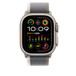 綠色配灰色越野錶環，展示 Apple Watch 具備 49 公釐錶殼、側邊按鈕與數位錶冠。