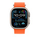 สายแบบ Ocean Band สีส้ม แสดงให้เห็น Apple Watch ที่มีตัวเรือน 49 มม. ปุ่มด้านข้าง และ Digital Crown