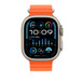橙色海洋錶帶，展示 Apple Watch 具備 49 公釐錶殼、側邊按鈕與數位錶冠。