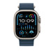 สายแบบ Ocean Band สีน้ำเงิน แสดงให้เห็น Apple Watch ที่มีตัวเรือน 49 มม. ปุ่มด้านข้าง และ Digital Crown