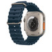 สายแบบ Ocean Band สีน้ำเงิน แสดงให้เห็นเซ็นเซอร์ด้านสุขภาพและพื้นที่สำหรับชาร์จที่อยู่ด้านหลังของ Apple Watch Ultra