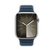 太平洋藍色磁性鏈紋錶帶的正面，展示 Apple Watch 錶面與數位錶冠。