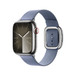 薰衣草藍色時尚環扣錶帶的斜側圖，採用兩片式磁性貼扣，輕輕鬆鬆就能緊密扣合。