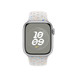 Dây Đeo Thể Thao Nike Màu Bạch Kim (trắng) được thể hiện cùng Apple Watch với vỏ 41 mm và Digital Crown.