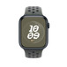 Apple Watch의 45mm 케이스 및 Digital Crown을 보여주는 카고 카키(다크 그린) Nike 스포츠 밴드.