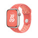 魔幻橙粉色 (橙色) Nike 運動型錶帶，展示按插式錶扣的內部構造，肌膚感受舒適自在。