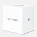 具提把的白色運輸盒箱外觀俯視圖，展示印有 Mac Studio 與 Apple Certified Refurbished 字樣。