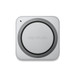 Mac Studio 底部，展示环绕圆形底座排布的铝金属通风孔。底座一角的安全锁孔。正中镌刻的“Mac Studio”字样。