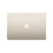 閉合的 MacBook Air，外觀俯視圖，採用矩形圓角設計，Apple 標誌在正中央，星光色外觀