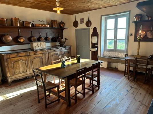 Une photo de la cuisine de la dernière demeure vendéenne de Georges Clémenceau, telle qu'elle est aujourd'hui conservée