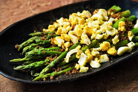 Asparagus With Prosciutto and Egg