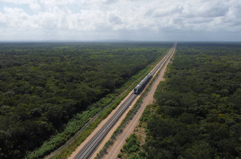 Diseñado para recorrer un circuito de 1554 kilómetros cuando esté listo, el Tren Maya repartirá rápidamente pasajeros a las ciudades coloniales, zonas arqueológicas, ostentosos centros turísticos y bosques tropicales de la península de Yucatán.