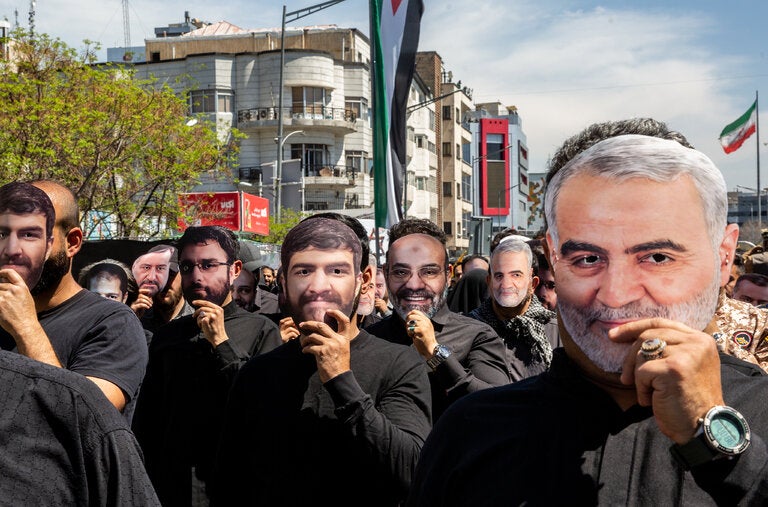 Los ataques de Irán fueron una respuesta a un ataque de Israel en Siria que acabó con la vida de siete oficiales iraníes, incluidos tres altos comandantes militares. Los asistentes a una manifestación en Teherán este mes se pusieron máscaras que representaban a los oficiales asesinados.