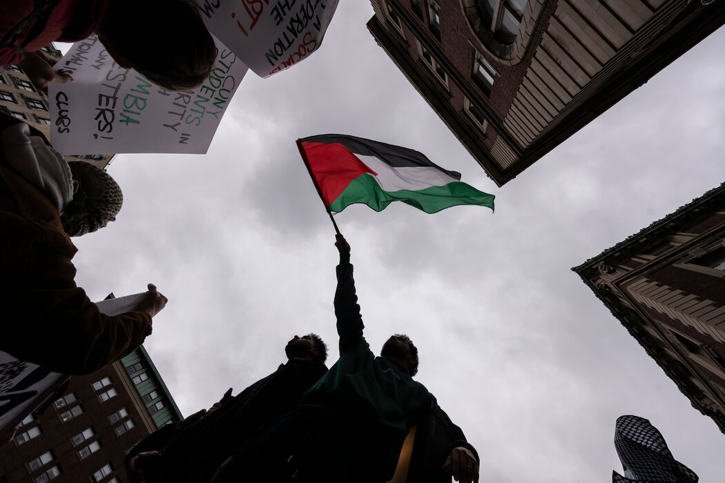 抗議的學生向大學提出了一系列要求，其中包括從與以色列有關係的公司撤資。