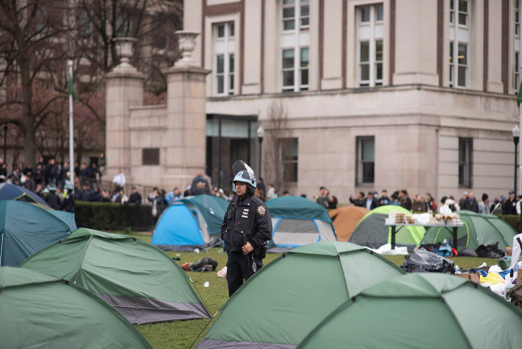 在校長前往國會作證的同一天，學生抗議者在哥倫比亞大學校園中心的草坪上搭起帳篷。