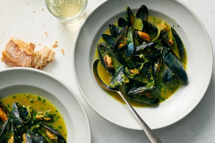 Mussels in Spicy Green Broth