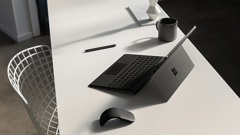 Surface Pro và chuột trên bàn làm việc