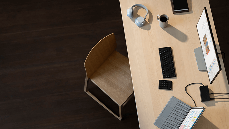 桌上的 Surface Pro、Surface Headphones、滑鼠和鍵盤
