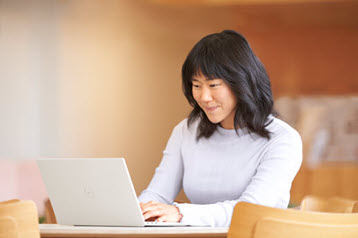 Ein Foto einer Frau, die einen Laptop verwendet.