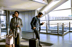 Personen op een luchthaven controleren hun draadloze apparaten.